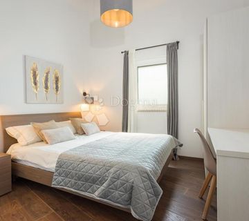 SIMPATIČNA KUĆA UDALJENA 8 KM OD MORA I POREČA - cover