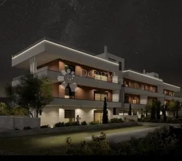 Prostran stan s velikom natkrivenom terasom - cover