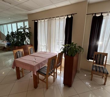 UHODAN RESTORAN + VELIKI PARKING  - cover
