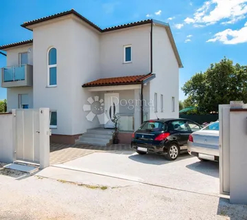 Vila sa bazenom na mirnoj lokaciji - cover