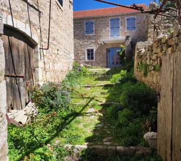 Kuća za adaptaciju - Hvar, Vrisnik - cover