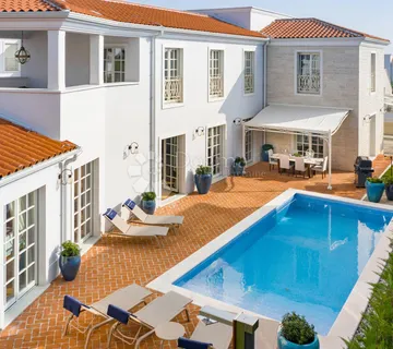IMPOZANTNA SAMOSTOJEĆA VILLA S BAZENOM I VRTOM NEDALEKO MORA - cover