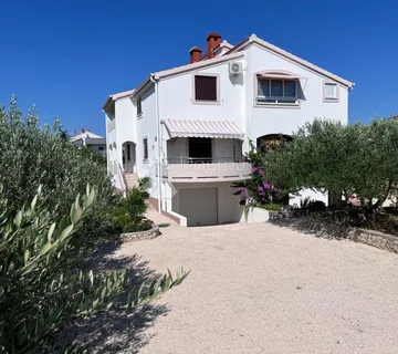 Apartmanska kuća u Vrsima - cover