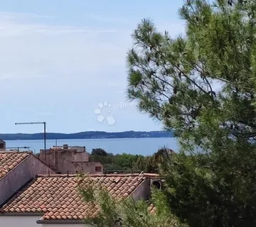 Objekt sa tri zasebna stana, tražena lokacija kraj mora - cover