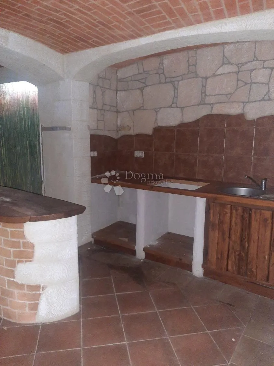 Prizemlje kuće sa dvorištem  - cover