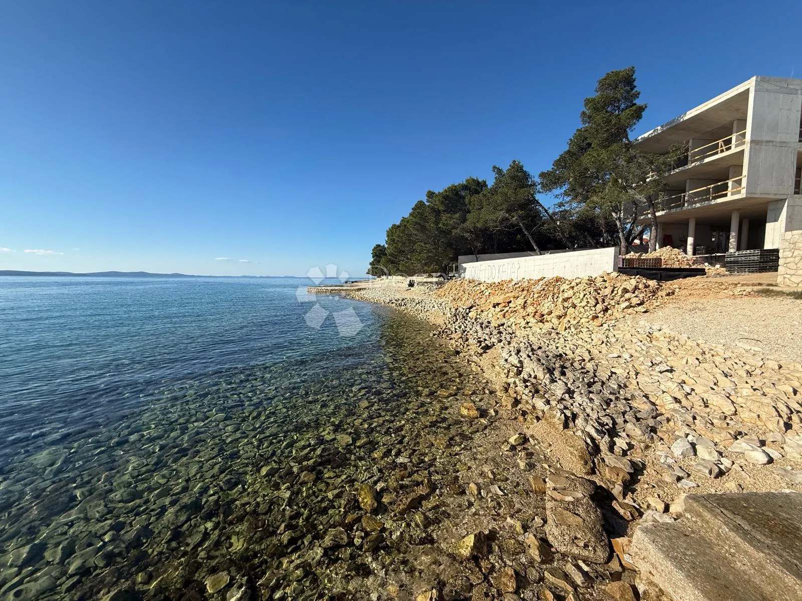 PRODAJE SE DVOETAŽNI APARTMAN PETRČANE NOVOGRADNJA 100 m OD MORA - cover