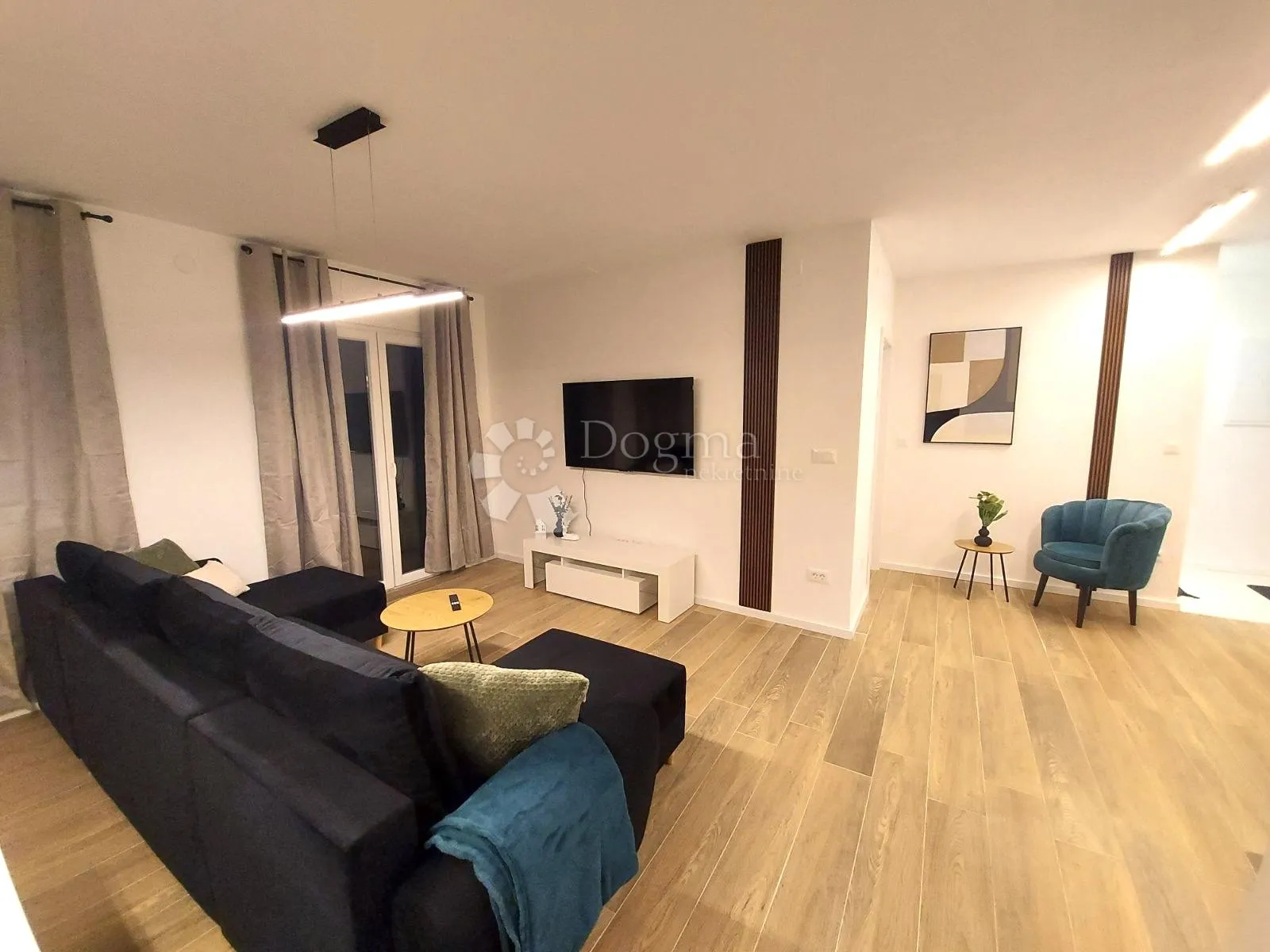 Sofisticirani stan u novogradnji s terasom i podnim grijanjem - cover