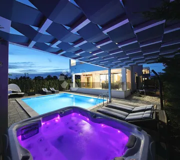 Tri dizajnerske vile s bazenima i spa sadržajima-iznimna investicija na Jadranu - cover