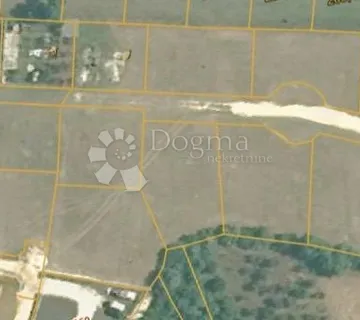 Poljoprivredno zemljiste u mirnom selu kraj Pule sa predanim zahtjevom o prenamjeni - cover