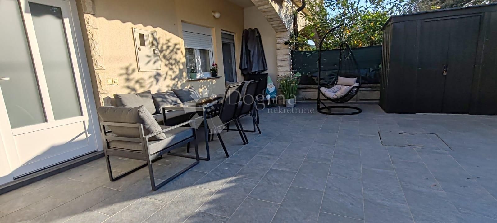 Stan u prizemlju sa lijepim dvorištem. Supetarska Draga - cover