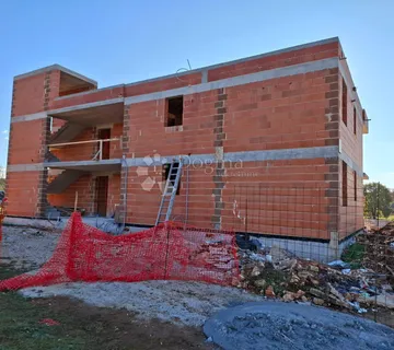 NOVIGRAD - Stan u prizemlju s vrtom - cover