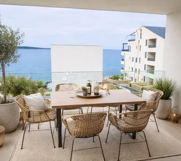 Profinjeni novi stan s panoramskim pogledom na more - cover