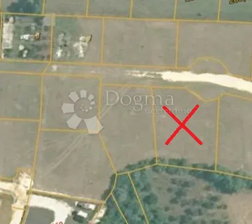 Poljoprivredno zemljiste u mirnom selu kraj Pule sa predanim zahtjevom o prenamjeni - cover