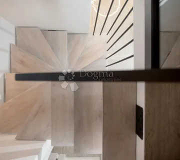 Njivice apartman 145m2 sa bazenom  - cover