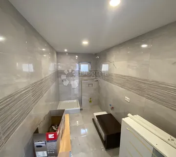 Voloder – Prostrani obiteljski dom s dvorištem i obrađivom zemljom” - cover