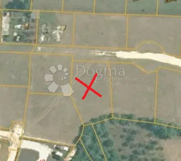 Poljoprivredno zemljiste u mirnom selu kraj Pule sa predanim zahtjevom o prenamjeni - cover