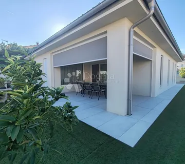 VODICE - prekrasna novoizgrađena kuća s garažom i dvorištem - cover