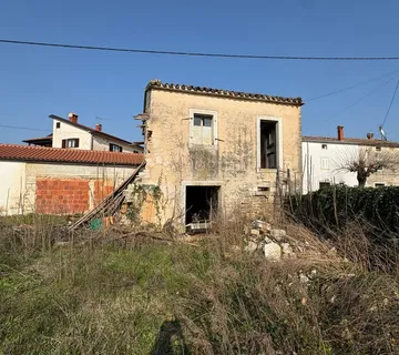 Samostojeća ruševna kuća nedaleko Baderne - cover