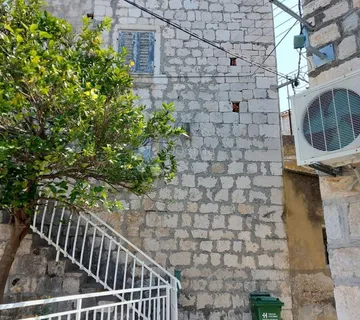 Stara kamena kuća u Trogiru, prilika za izgradnju Hostela!!! - cover