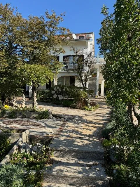 Život u prirodi uz panoramski pogled na more - cover