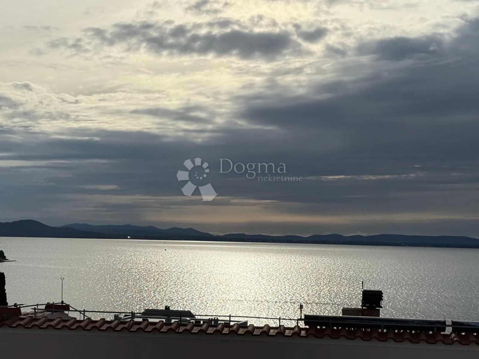 LUKSUZNI PENTHOUSE S POGLEDOM NA MORE - cover