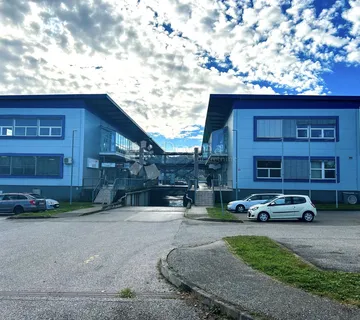 Reprezentativan ured koji povezuje dva EU tržišta / A representative office connecting two EU markets, Slovenia - cover