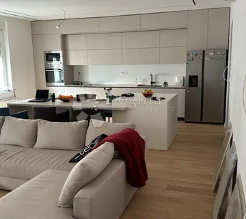 Izvanredna prilika! Novoadaptiran stan u strogom centru! - cover