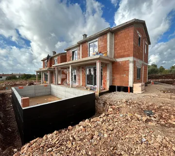 DVOJNA NOVOIZGRAĐENA VILA U OKOLICI POREČA - cover