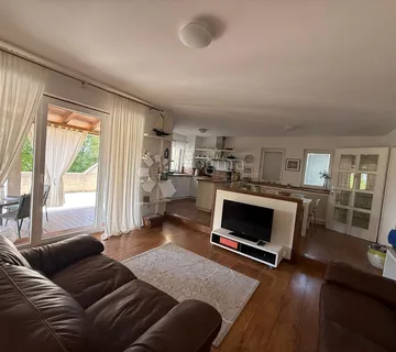 Kuća na Pagu s velikim dvorištem - 310m2 - cover