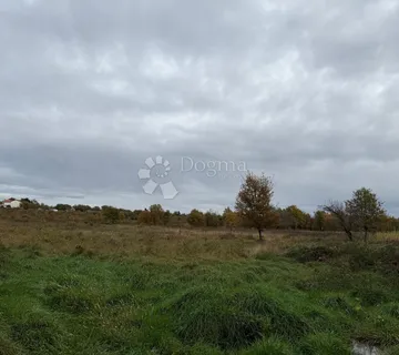 Prostrano poljoprivredno zemljište 700m od mora - Poreč - cover