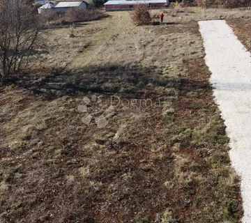 Tinjan – Građevinsko 600 m² + Poljoprivredno 134 m², Odlična Prilika - cover