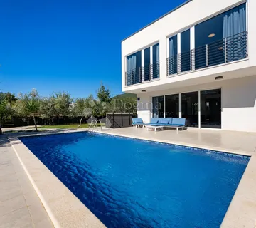 NAJAM VILE S BAZENOM - cover