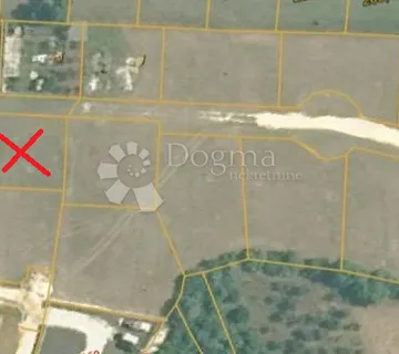 Poljoprivredno zemljiste u mirnom selu kraj Pule sa predanim zahtjevom o prenamjeni - cover