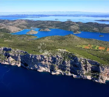 Zemljište 303m2 blizu mora i centra mjesta, Žman - cover