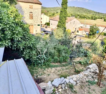 Kuća u centru Bala sa dvorištem - cover