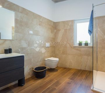 SIMPATIČNA KUĆA UDALJENA 8 KM OD MORA I POREČA - cover