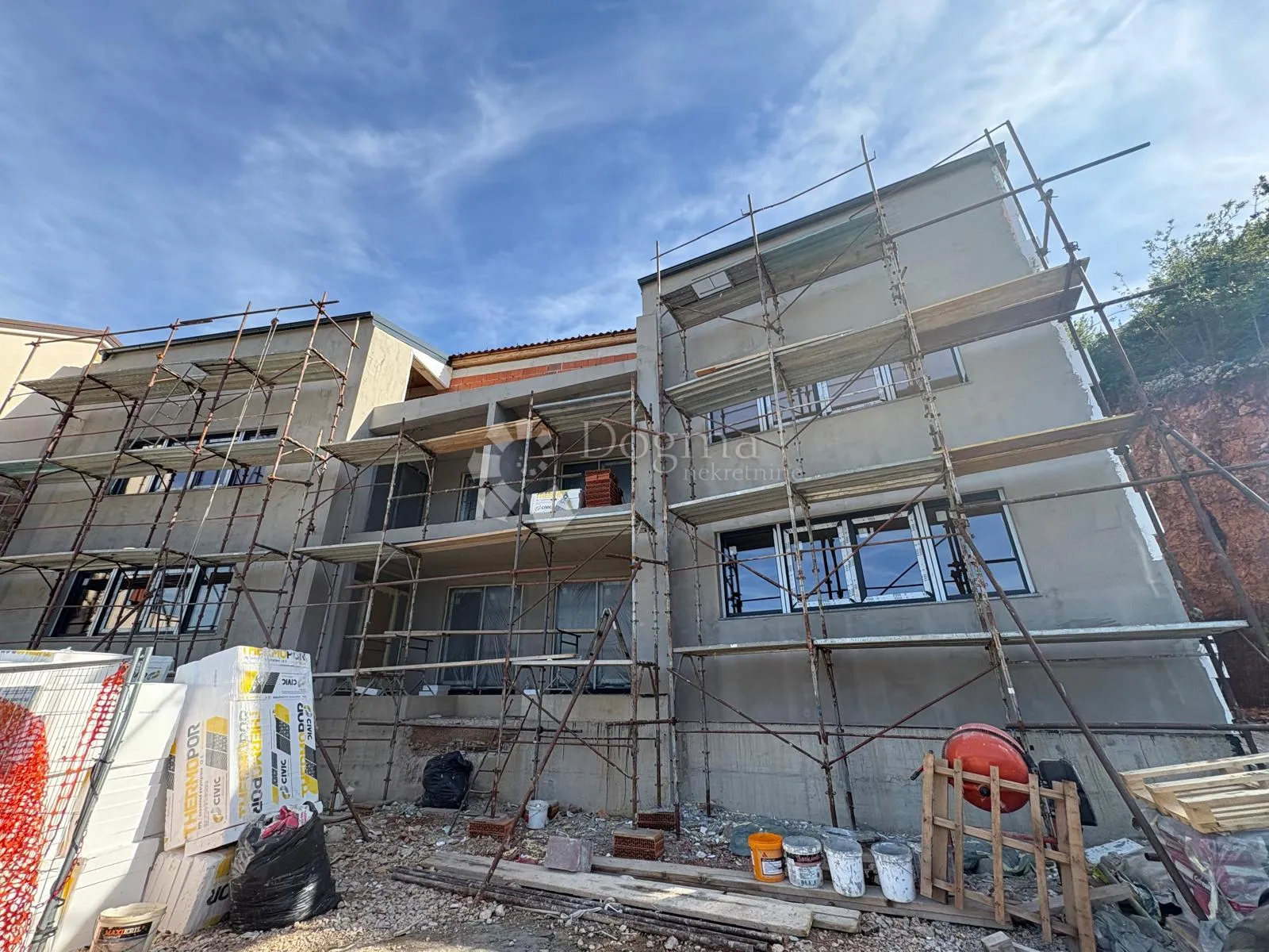 SNIŽENO! NOVOGRADNJA SA PANORAMSKIM POGLEDOM NA MORE - cover