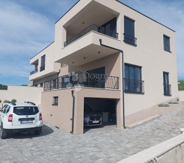 VODICE DUPLEX KUĆA NA ATRAKTIVNOJ LOKACIJI SA PREKRASNIM POGLEDOM - cover