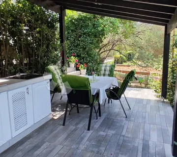 Lukoran dvosoban stan s vrtom i garažom, 200 m do mora - cover