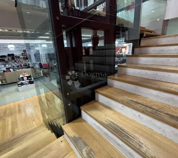 POSLOVNA ZGRADA S POTENCIJALOM - cover