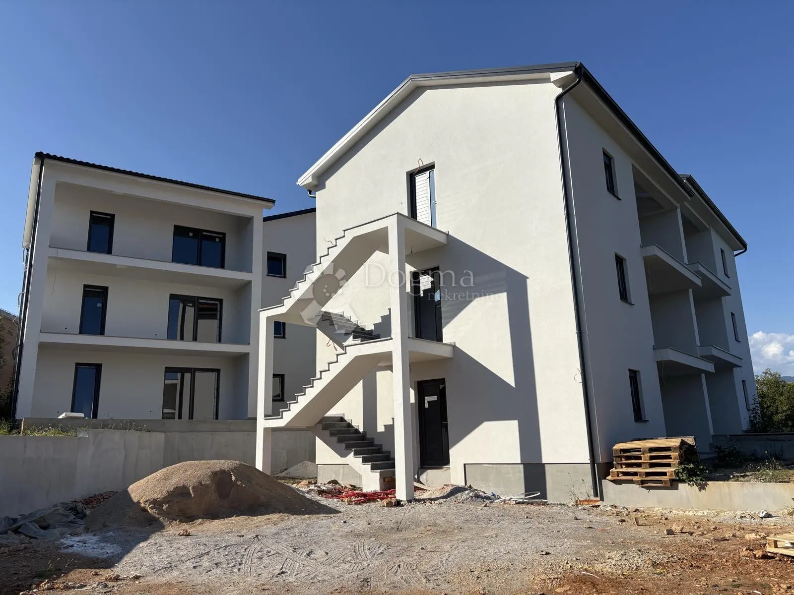 NOVOGRADNJA, APARTMAN U PRIZEMLJU - cover