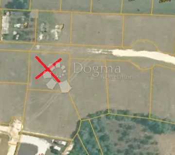 Poljoprivredno zemljiste u mirnom selu kraj Pule sa predanim zahtjevom o prenamjeni - cover