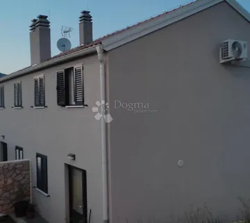 Cres- stan u novogradnji, blizina centra i mora ! - cover