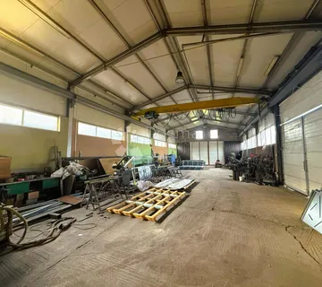 Prostrana hala u industrijskoj zoni - cover