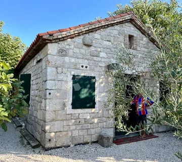 Autentična kamena kuća građena s ljubavlju više od 20 godina - cover