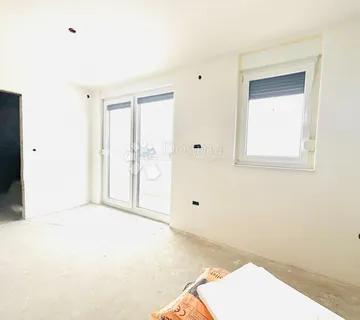 Garsonjera s terasom, liftom, parkirnim mjestom i podnim grijanjem - cover