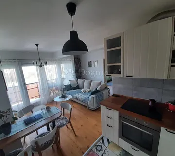 Idealan obiteljski stan s 2 lođe, parking, mir i zelenilo - cover