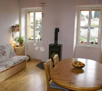 Stan u starogradskoj jezgri 100 m od mora - cover