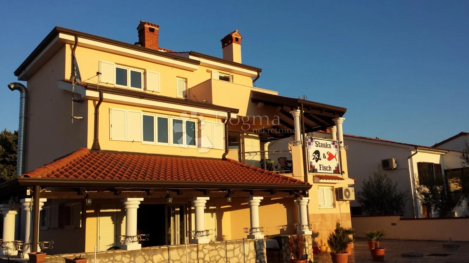 Istra – Kuća s ugostiteljskim prostorom + parcelom za parkingom - cover