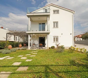 Kuća u nizu (krajnja) okrenuta prema zelenilu, 4 sobe, vrt, 10min od grada - cover